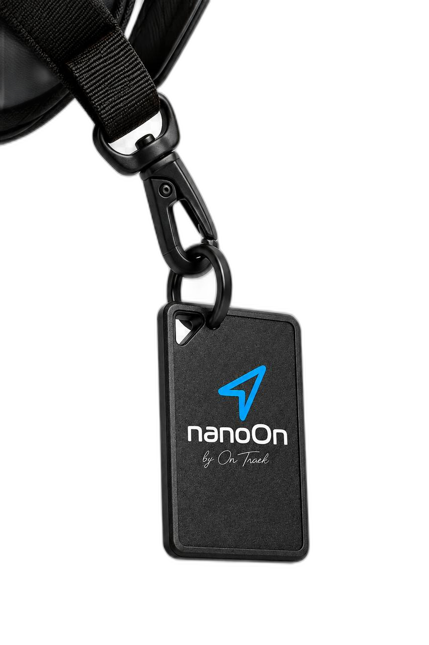 nanoOn pendurado em alça de mochila